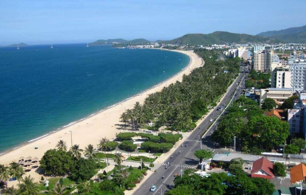 Bãi biển Tuy Hòa là thiên đường cát trắng nằm giữa lòng Phú Yên, nổi bật với vẻ đẹp hoang sơ và nước biển trong xanh